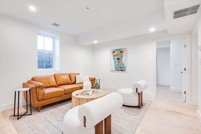 Building Photo - 15-17-17 Jewett Pl