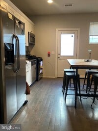 Building Photo - 1212 N Front St