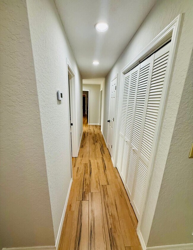 Building Photo - Boater's Dream: 4/2.5/3CG home in exclusiv...