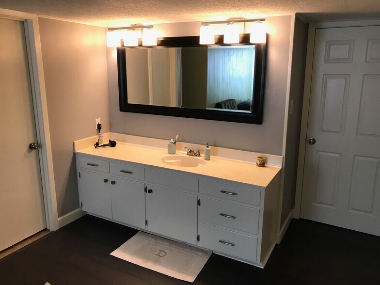Master Bath - 3006 Cedarlawn Cir
