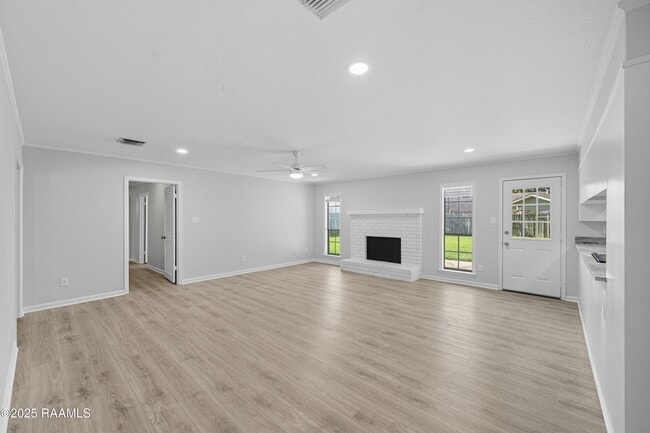 Building Photo - 119 Canada Dr