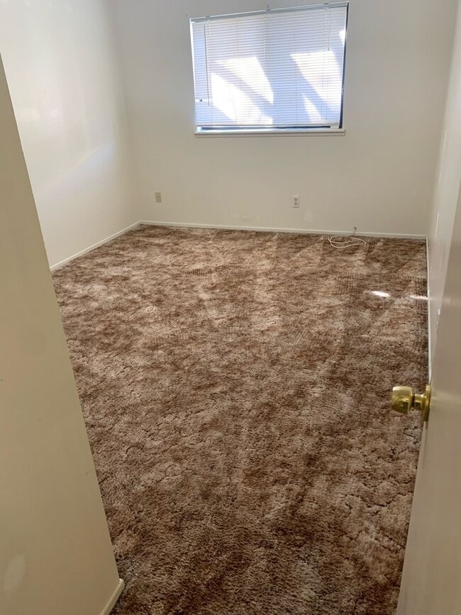 Building Photo - 1 BEDROOM 1 BATH TRIPLEX