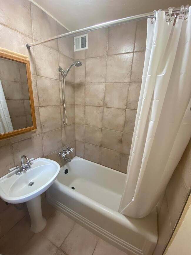 Building Photo - 2409 Manhattan Ave