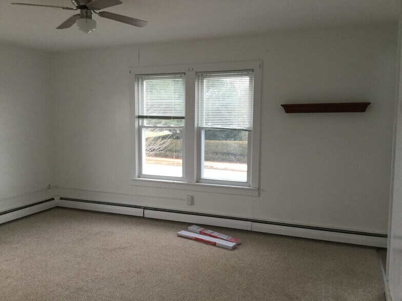 Living room with views, new floors - 424 Creek Farm Road