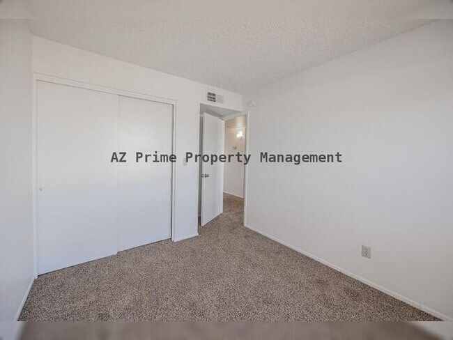 Building Photo - 8821 W Sahuaro Dr