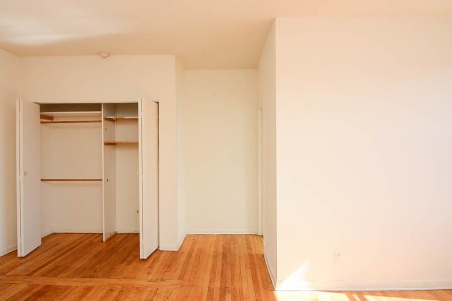 Building Photo - 1055 W George St