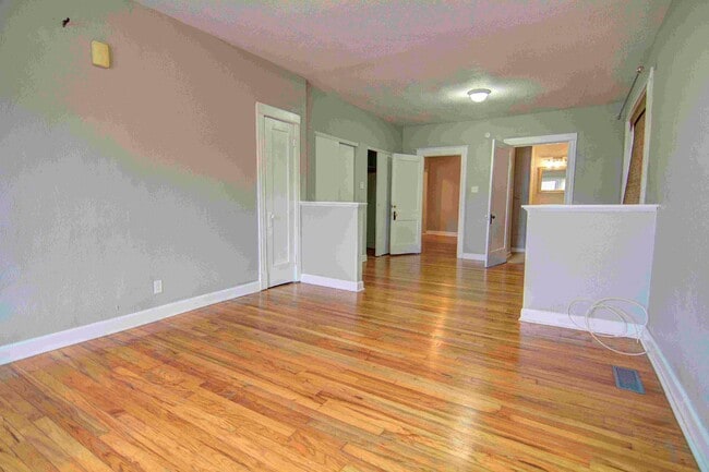 Building Photo - Large charming 3 bedroom 2 bath with oversized master bedroom that has its own private bath!