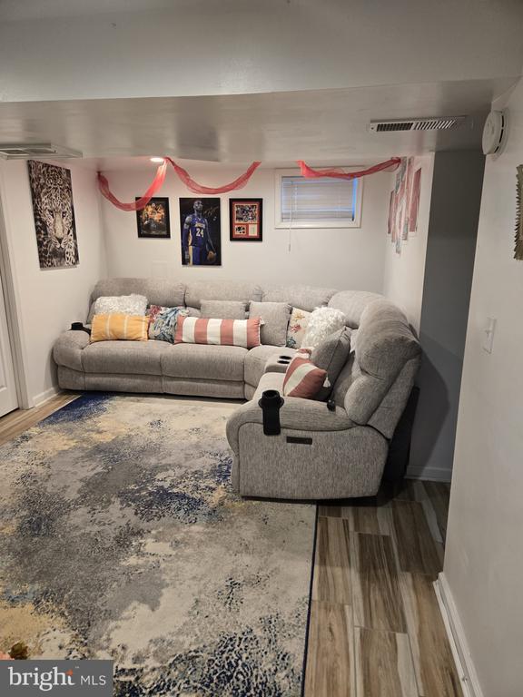 Building Photo - 9323 Alcona St