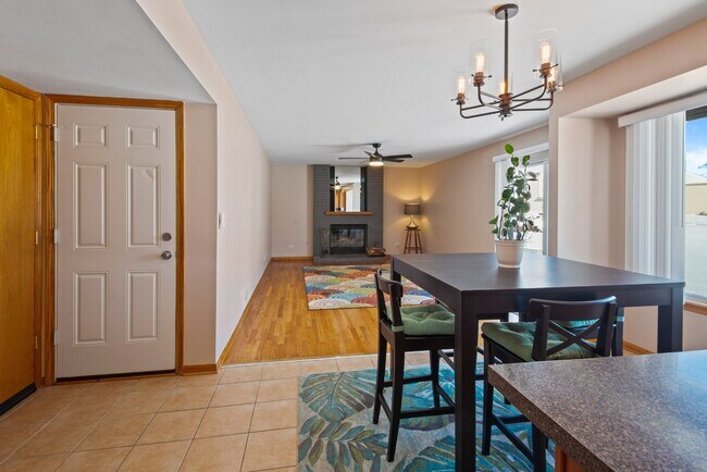 Building Photo - 4 Bed / 2.5 Bath Single-Family Home for Rent in Mundelein | Available ASAP