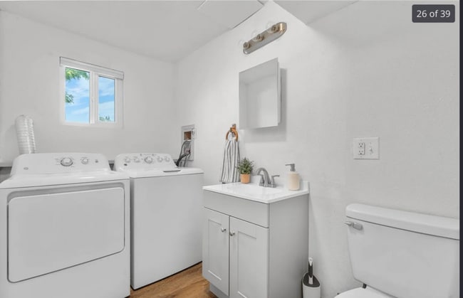 Building Photo - 6604 S Dahlia Cir