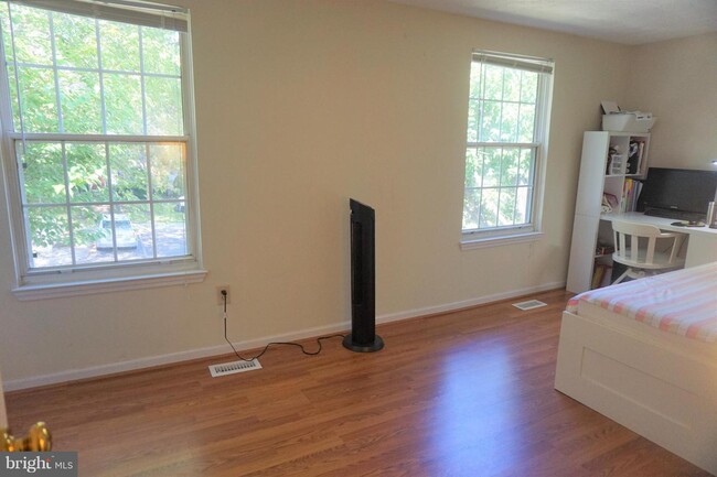 Building Photo - 14024 Teaneck Terrace