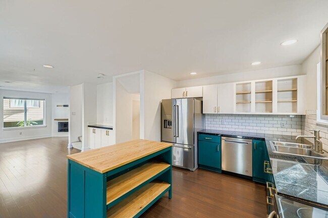 Building Photo - Stunning 3-Bed/1.75-Bath + Den Townhome with Hot Tub in Capitol Hill!