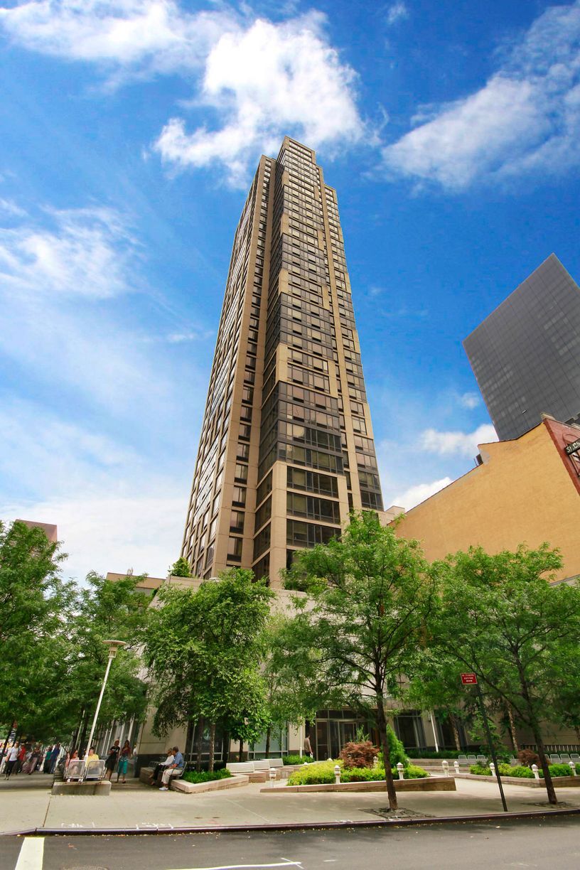 Building Photo - 401 E 60th St
