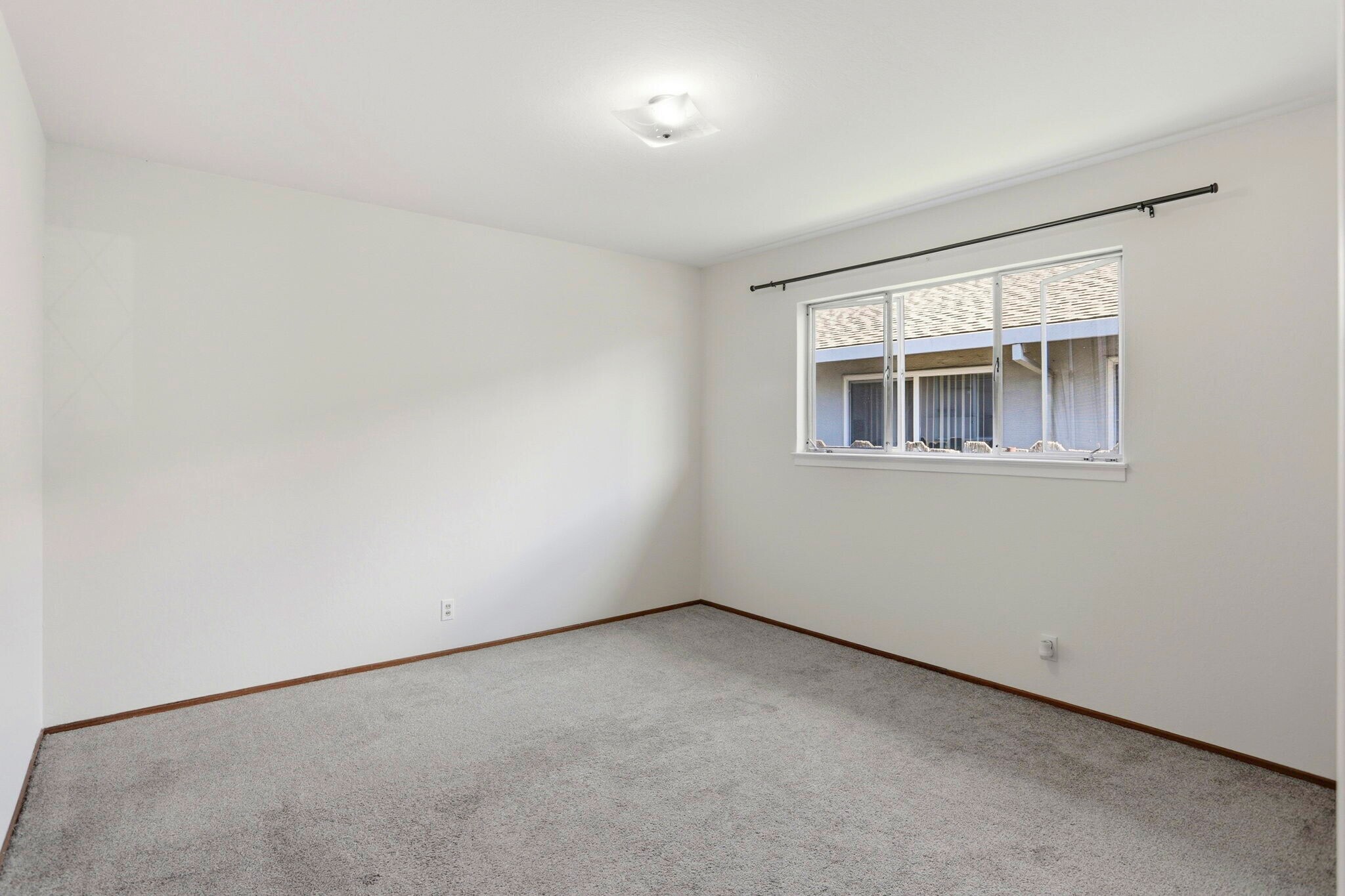 Building Photo - 2105 Royal Dr