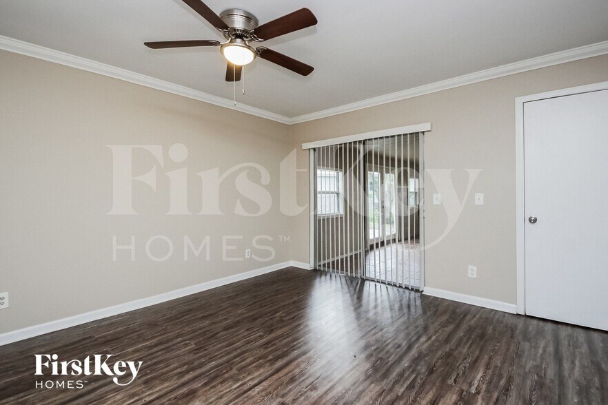 Building Photo - 2390 Meadow Ln