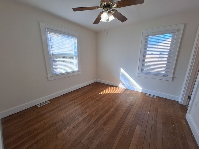 Building Photo - 10 Commodore Dr