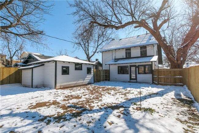 Building Photo - Impeccably Updated 3 Bed/2.5 Bath Craftsma...