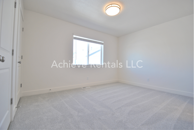 Building Photo - 360 N 2650 W