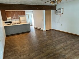 Building Photo - 1016 Lakeshore Dr