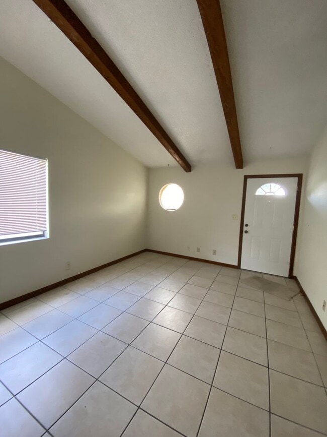 Building Photo - Two bedroom two bath