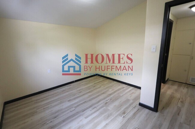 Building Photo - Three Bedroom | Detached Garage