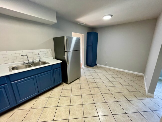 Building Photo - 9451 Hindi Dr