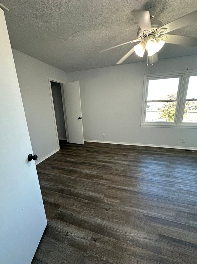 Building Photo - WELCOME HOME! Cute 2 Bedroom 1 Bathroom with Garage!