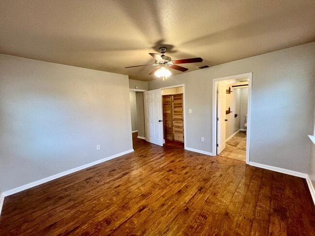 Building Photo - MUST SEE!! Rustic Style 3 Bedroom / 2 Bath...