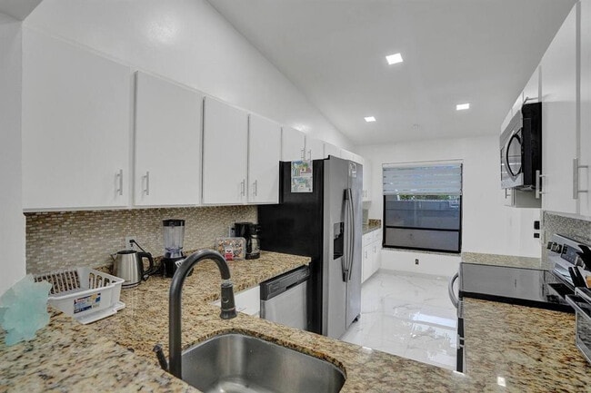 Building Photo - 5434 SW 25th Ave