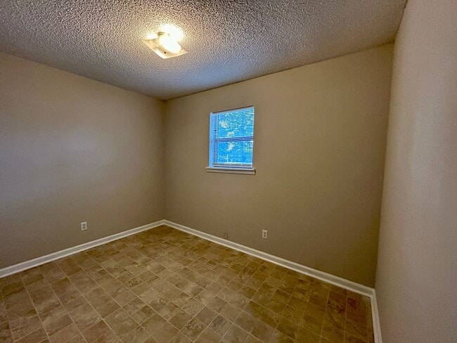 Building Photo - 1 Robin Ct