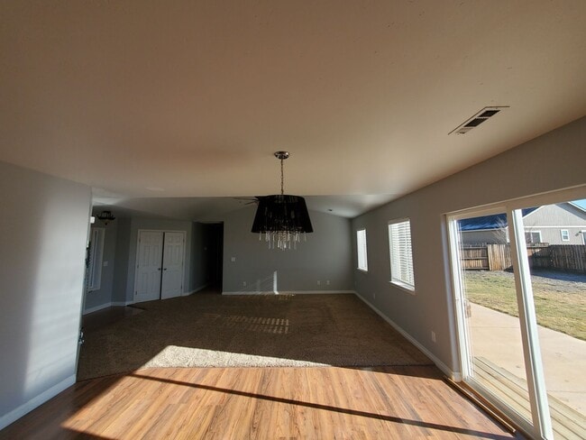 Building Photo - 3 Bedroom 2 Bath Single Family Home