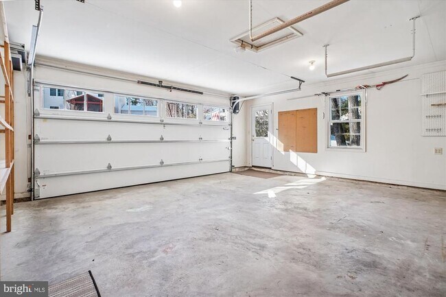 Building Photo - 4623 University Dr