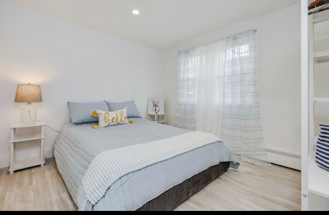 Building Photo - 253 Main St