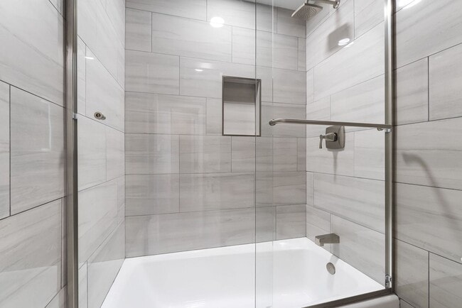 Building Photo - 968 Pinehurst Dr