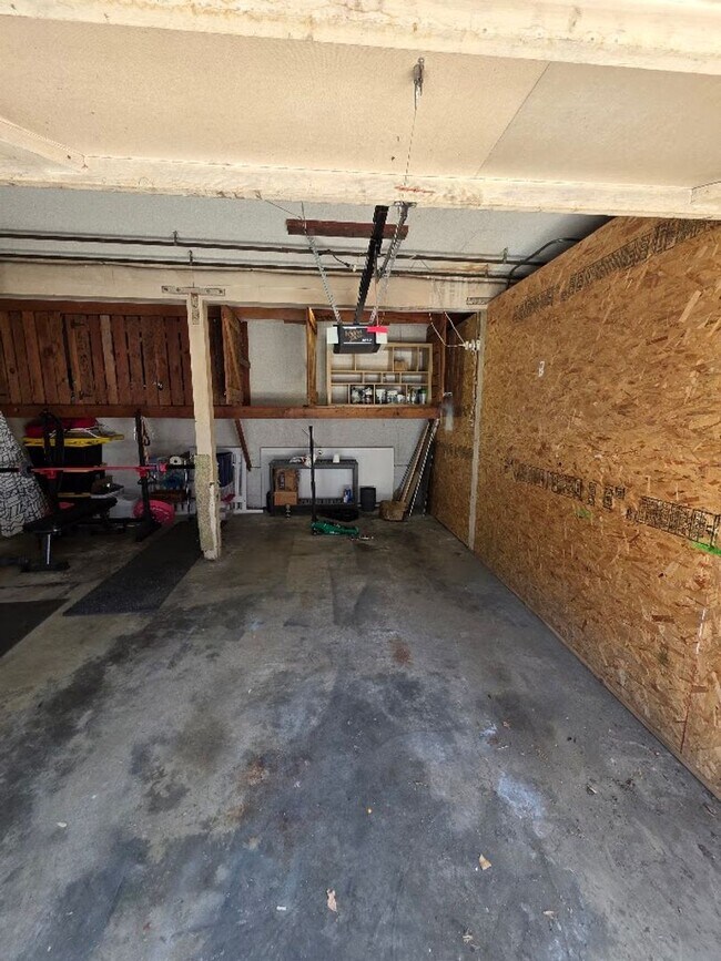 Building Photo - UPPER 1BD/1BA CONDO WITH GARAGE AND COMMON...