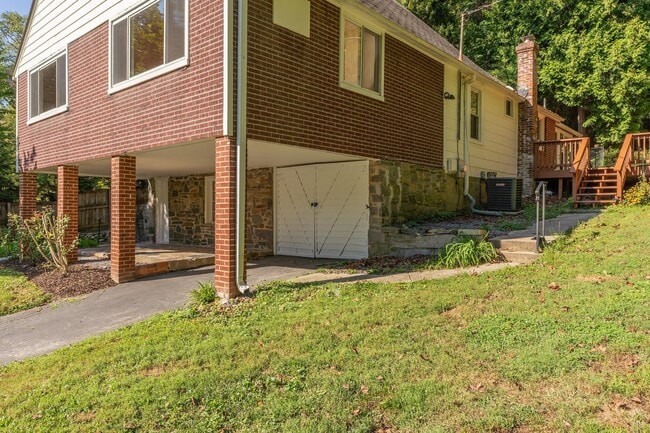 Building Photo - 6221 Walhonding Rd