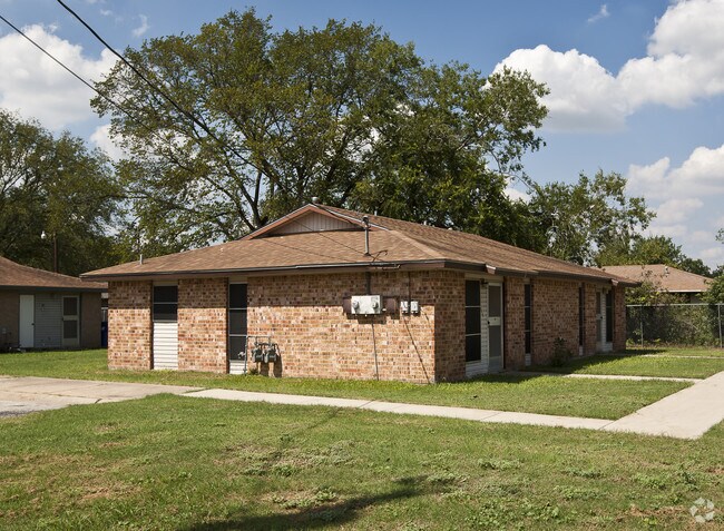 Primary Photo - Piney Creek North Apartments