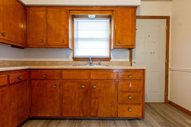 Building Photo - 2 Bedroom / 1 Bath Duplex with Private Basement and Washer/Dryer!