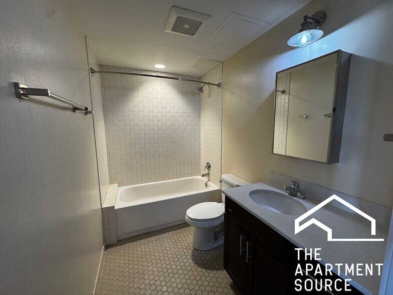 Building Photo - 1324 W Morse Ave