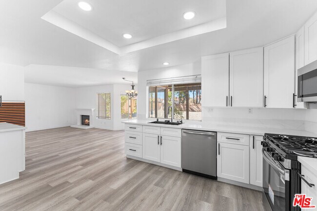 Building Photo - 37105 Zinnia St