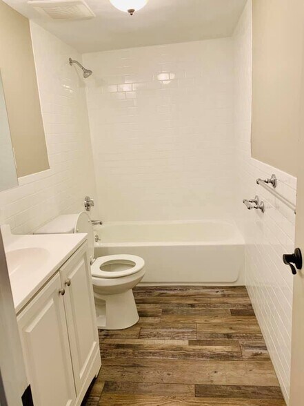 Building Photo - 1862 Beacon St