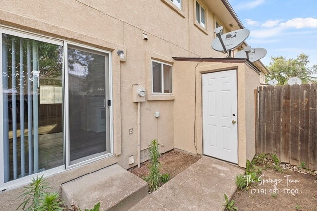 Building Photo - La Jolla 2BD Two-Story Townhome convenient...
