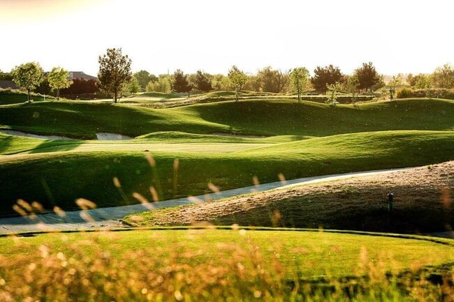 Building Photo - Wonderful 4 bedroom 3 full bath in the Wildhorse Golf Course Community.