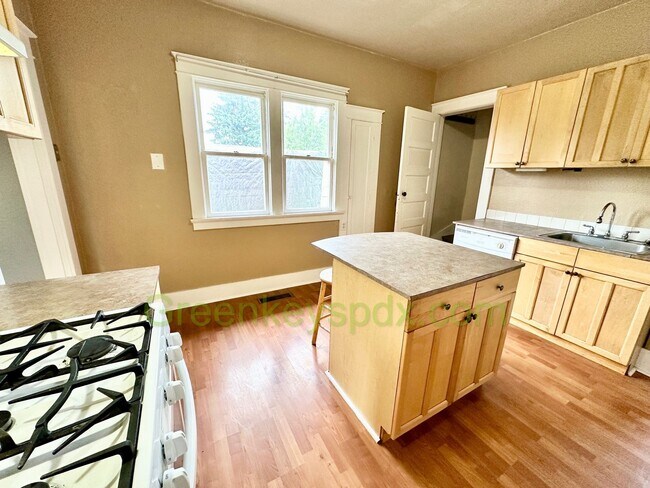 Building Photo - 2-Bedroom House with Fully Fenced Backyard...