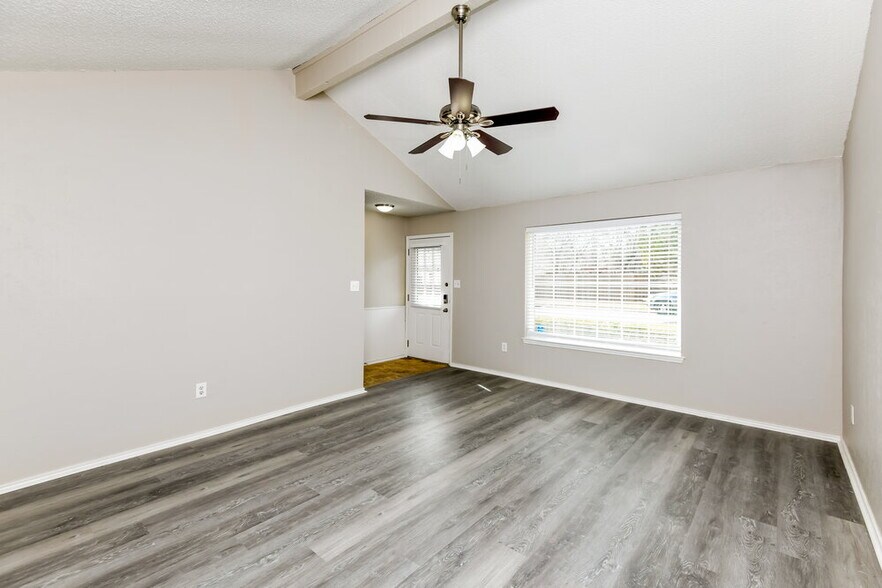 Building Photo - 2321 Oakside Dr