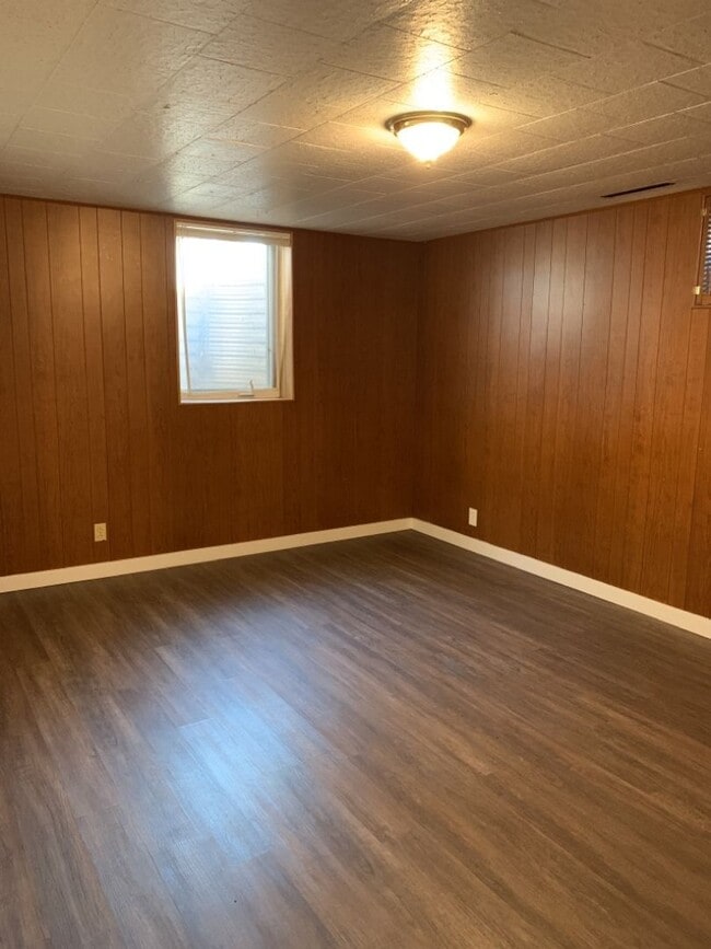 Building Photo - STUDENTS WELCOME! Spacious 5 Bed 2 Bath Ranch Home