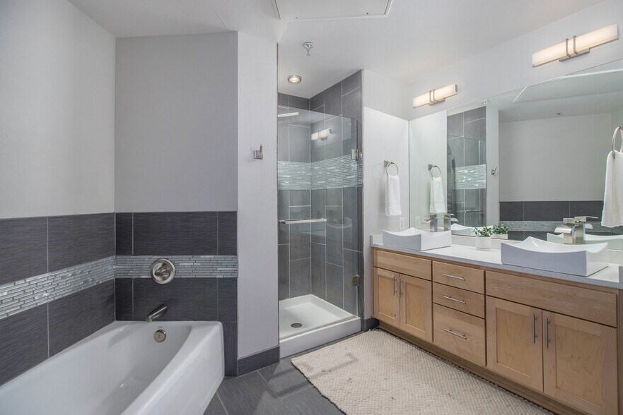 Primary Bathroom - 1440 Little Raven St