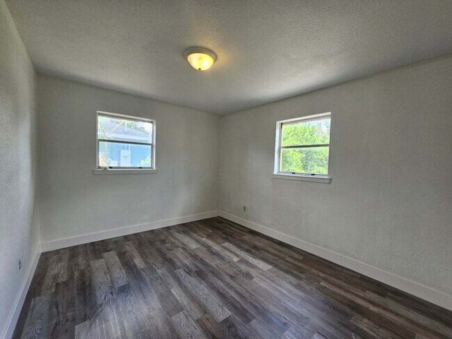 Building Photo - 1040 Hickory Ln