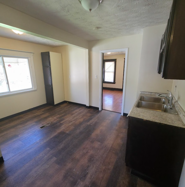 Building Photo - Single Family Home 2 beds 1 bath Available...