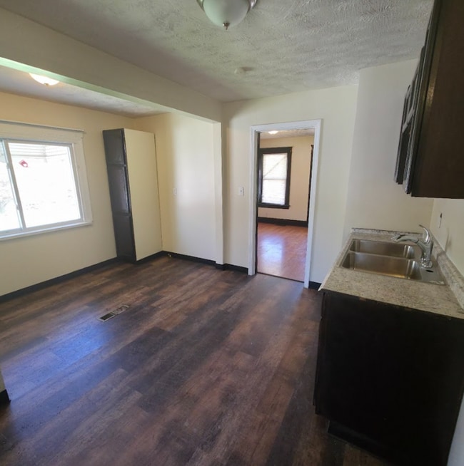 Building Photo - Single Family Home 2 beds 1 bath Available Now!
